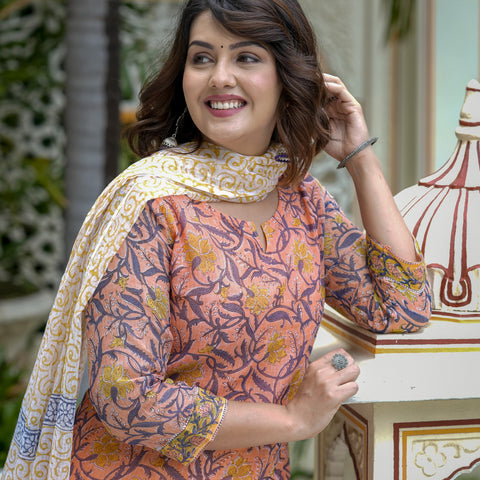 Peach Printed Kurta Set For Women - Image 3